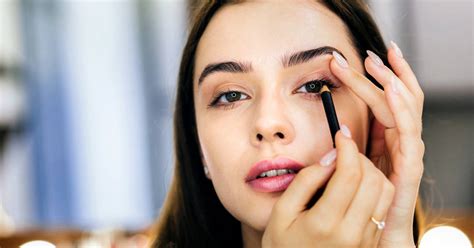 5 errores al aplicar el delineador de ojos que te hacen parecer mayor