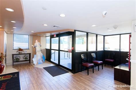 SUPER 8 BY WYNDHAM BRONX - Hotel Reviews & Photos - Tripadvisor