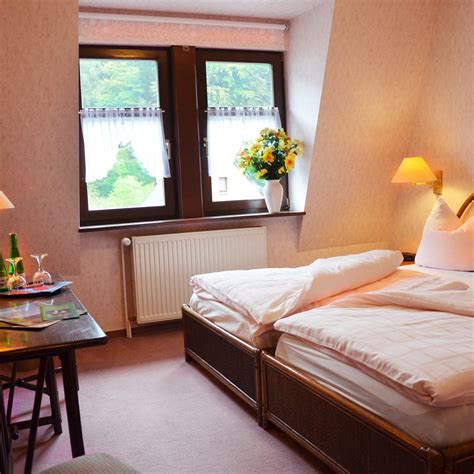 HOTEL ZUR HALLENBURG (Steinbach-Hallenberg) - Hotel Reviews, Photos ...