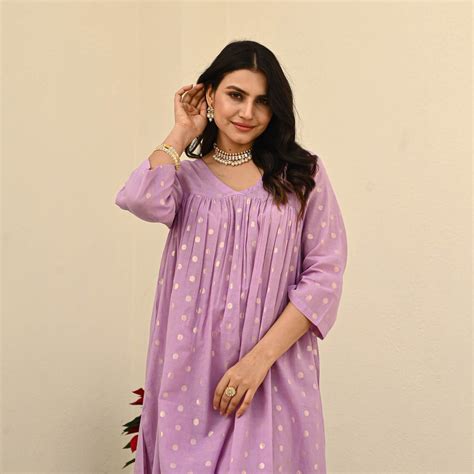 Ethnic Wear - Buy Indian Ethnic Wear for Women & Girls Online | Bunaai