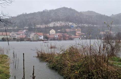 Snažno nevreme u Crnoj Gori: Preti potop; Vetar obara objekte i nosi ...