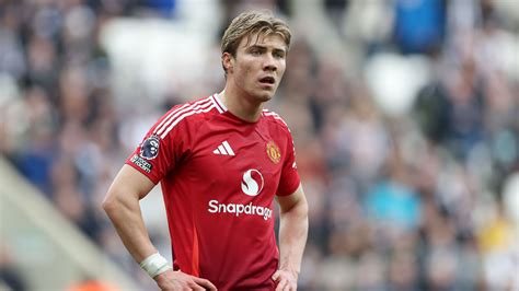Rasmus Hojlund salary: How much does Manchester United star earn per ...
