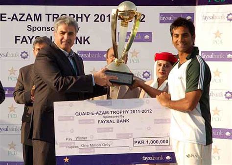 Pakistan International Airlines captain Kamran Sajid with the winners ...