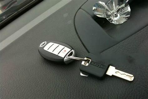 车钥匙锁在车里了怎么办-
