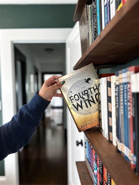 Fourth Wing by Rebecca Yarros: A Review | The Everygirl