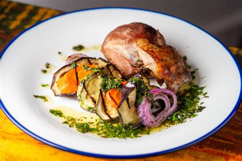 Clássico restaurante grego, Petros Greek Taverna, aposta no forno a ...