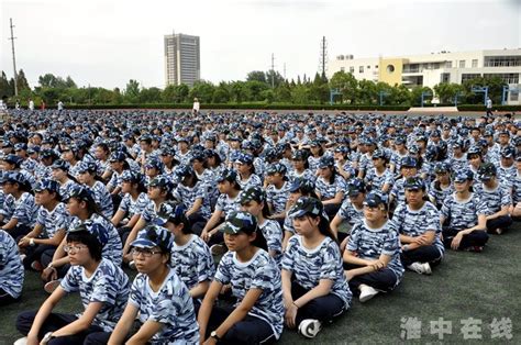 安徽一高校毕业生戴口罩拍毕业照 吸引师生驻足观看_青网教育频道_中国青年网