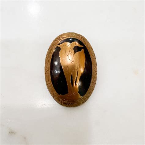 黒檀に金蒔絵、岩場に立つ山羊とアーカンサス模様のフレームのブローチ（小） | Akio Mori