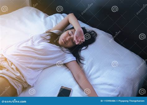 Female Feeling Exhausted and Painful, Woman Have a Headache on Bed after Wake Up Stock Photo ...
