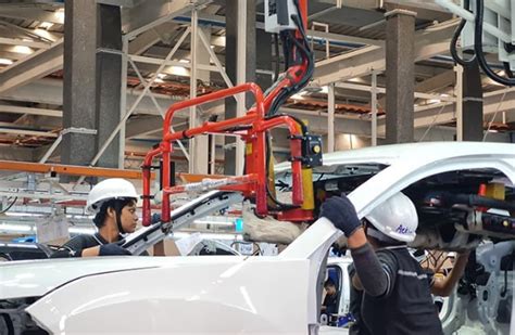 Women take charge of Tata Motors flagship SUV assembly line | Autocar ...
