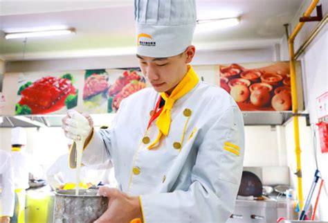学厨师如何找到一家靠谱的学校？_重庆新东方烹饪学校