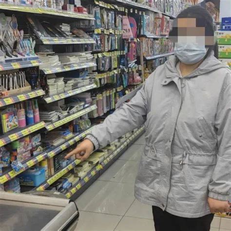 贪心！胶州一女子逛超市顺手“拿”走收银员手机，还没捂热就被…_里岔_报警_嫌疑人