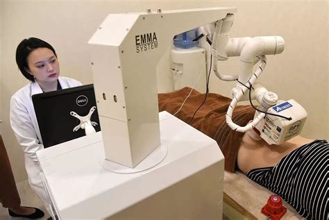 推拿机器人 EMMA 在新加坡中医诊所正式投入使用，逼真模拟人手按摩
