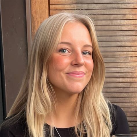 Cora - Chemistry teacher - ₹3171/h