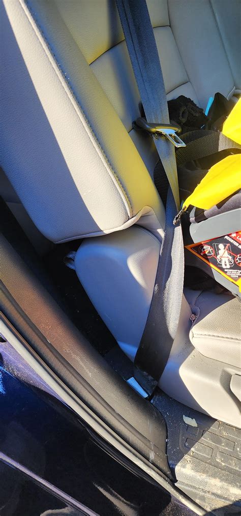 Seatbelt locked while wrapped around headrest of 2017 Honda Pilot : r/fixit