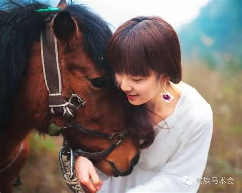 年轻俏丽的女孩-骑与由后面照的一匹马忘记 库存照片. 图片 包括有 女孩, 骑马, 重新创建, 鬃毛, 疾驰 - 111473270