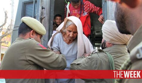 Thousands flee border villages as firing continues between India, Pak ...