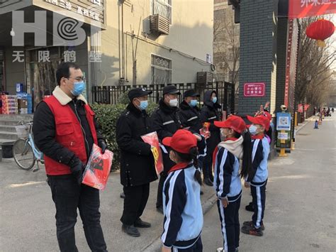 鹤壁市鹤翔社区：红领巾志愿者新春祝福送到小区卡点
