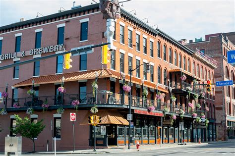 Corner Building Signs 的图像结果