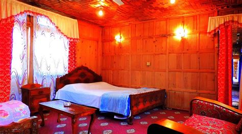 RAJA'S PALACE HOUSEBOAT (Srinagar, Kashmir) - Specialty Inn Reviews ...