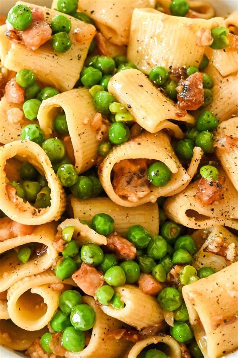 Easy Pasta with Peas and Pancetta (Pasta e Piselli)