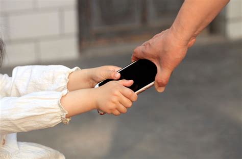 孩子玩手机上瘾怎么办？家长只需这两点，让孩子主动放下手机_妈妈