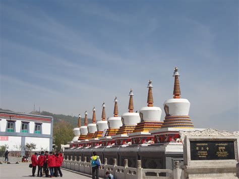 【携程攻略】青海塔尔寺景点,到西宁是必去塔尔寺的。塔尔寺距西宁市区25公里，是中国藏传佛教格鲁…