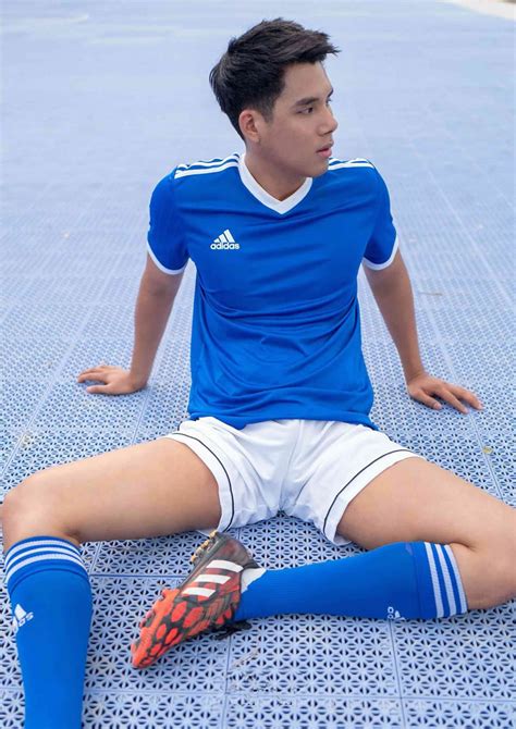 足球场上的短发小哥哥肌肉体育生写真 亚洲肌肉 东方帅哥 泰国 健身迷网