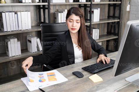 Business Woman On Computer 的图像结果