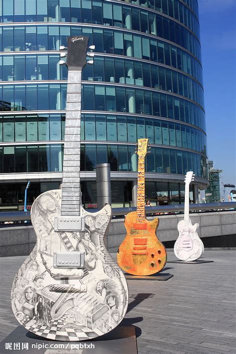 街头吉他造型雕塑摄影图__美术绘画_文化艺术_摄影图库_昵图网nipic.com