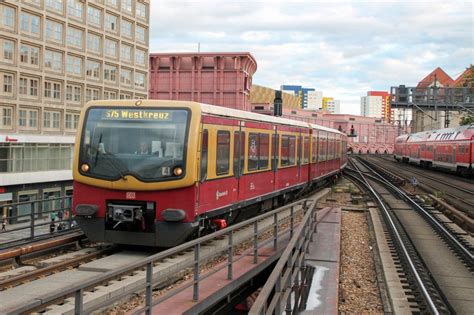 Eine S-Bahn der Baureihe 481 fährt in den Bahnhof Berlin-Alexanderplatz ...