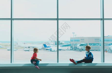 男童和女童在机场等待飞机高清图片下载-正版图片505589936-摄图网