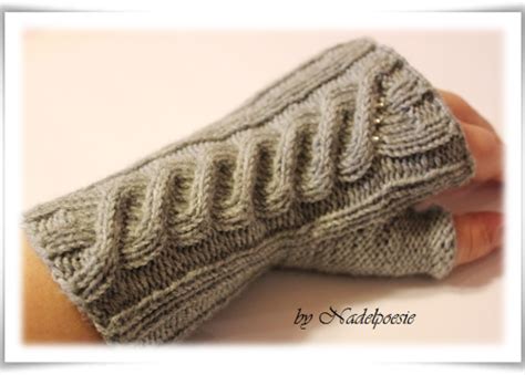Knitting: fingerless mittens /// gloves