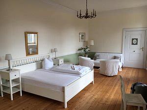 GARTENZIMMER IM SCHLOSS NEUHAUSEN - B&B Reviews & Photos (Berge ...