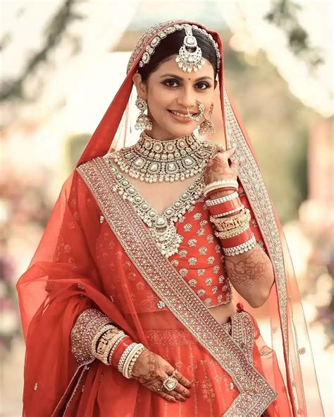 Pics:चोकर नेकलेस..लाल चूड़ा और सुर्ख लाल जोड़े में दुल्हनिया बनीं टीवी ...