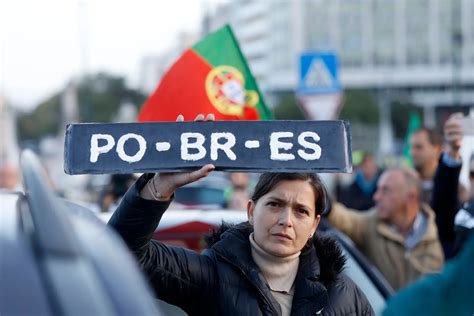 Centenas de manifestantes contra aumento do IUC em buzinão do Chega - Expresso