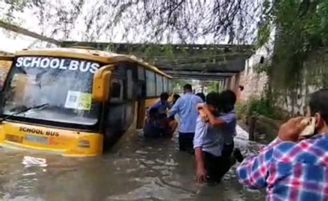 फरीदाबाद: अंडरपास में पानी में फंसी स्कूली बस, बच्चों को किया गया ...