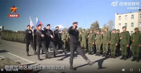 现场:俄部分动员被征召者领武器 大批青年已被征召入伍_军事频道_中华网