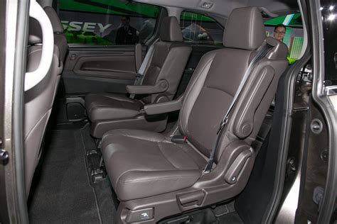 First 2018 Honda Odyssey Minivan Rolls Off the Assembly Line | Automobile Magazine