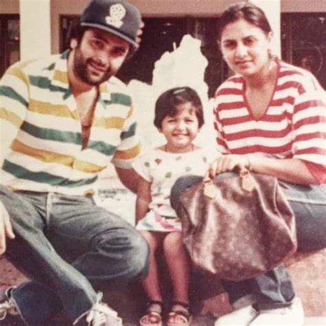 Young Rishi and Neetu posing with little Ridhima