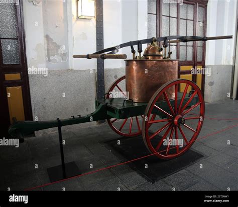 Carriage with extinguishing pump "a arm". Made by Letestu, 64. Paris ...