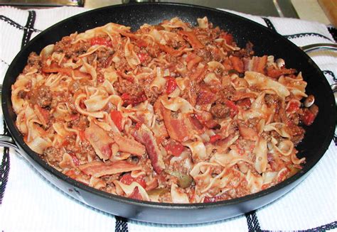 The Iowa Housewife: Spanish Noodles and Ground Beef