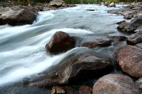 奔流的清澈的河水, 奔流, 石頭, 清澈背景圖片和桌布免費下載