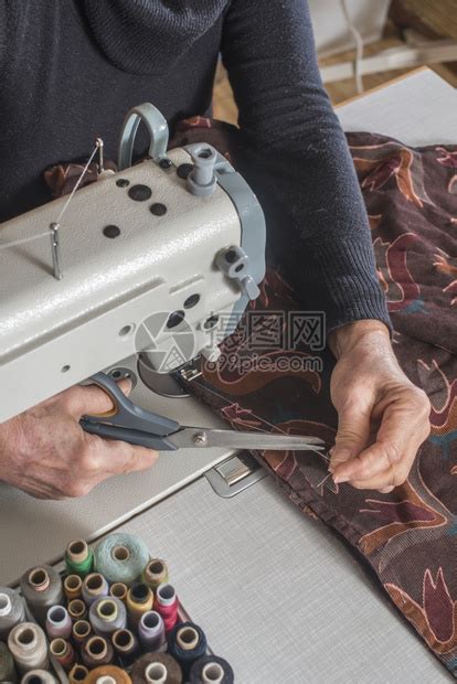 缝纫工厂的工作人员在工作高清图片下载-正版图片303319067-摄图网