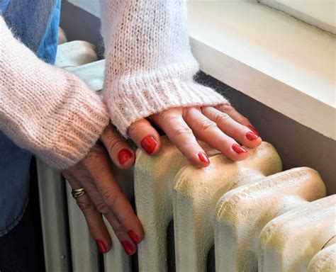 सर्दियों में हमेशा ठंडे रहते हैं हाथ और पैर? ये घरेलू नुस्खे करेंगे मदद ...