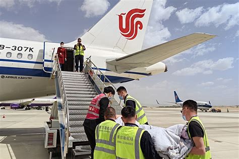 库尔勒梨城机场“为生命护航”紧急转运担架患者旅客 - 中国民用航空网