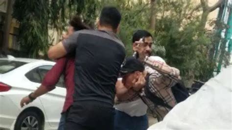 Delivery boys beaten up for not having change in Delhi – Watch