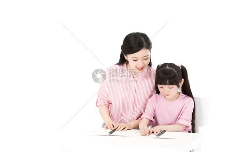母亲教女儿写作业高清图片下载-正版图片501311678-摄图网