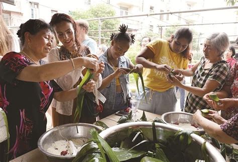 外国友人应邀进社区包粽子、做香囊-南通市人民政府
