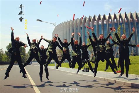 高清：军校学员持枪举行毕业典礼 院长政委颁发毕业证【9】--图片频道--人民网